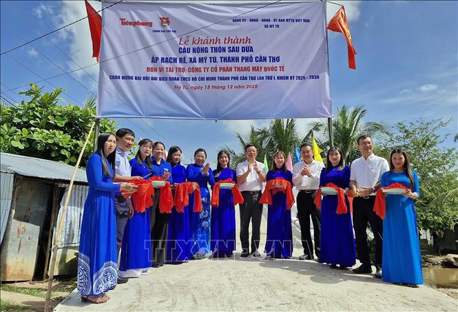 Các đại biểu cắt băng khánh thành cầu nông thôn Sáu Dừa. Ảnh: Trung Kiên - TTXVN