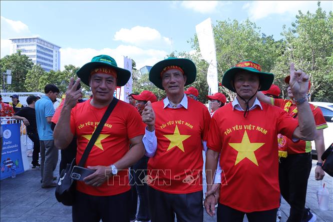 Những cổ động viên nhiệt thành của bóng đá Việt Nam. Ảnh: Đỗ Sinh - PV TTXVN tại Thái Lan