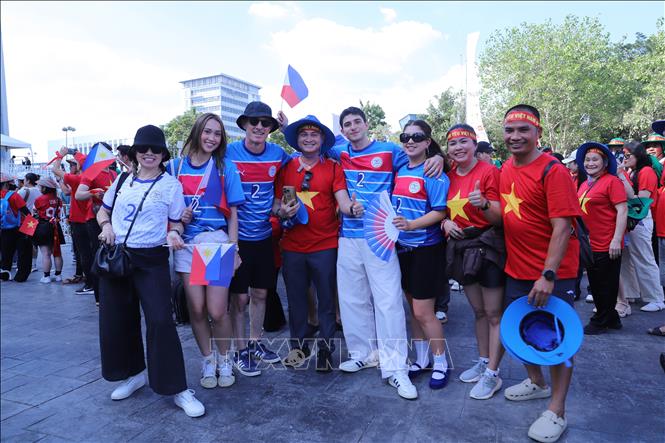 Cổ động viên Philiipines chụp ảnh góp vui với cổ động viên Việt Nam. Ảnh: Đỗ Sinh - PV TTXVN tại Thái Lan