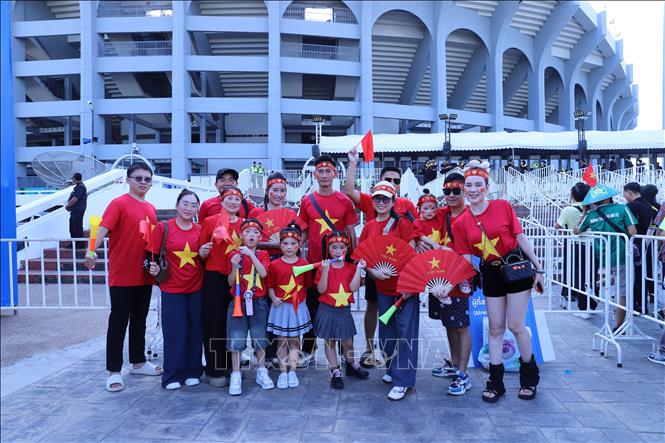 Nhóm gia đình trẻ tại Bangkok đến sân cổ vũ đội tuyển Việt Nam. Ảnh: Đỗ Sinh - PV TTXVN tại Thái Lan