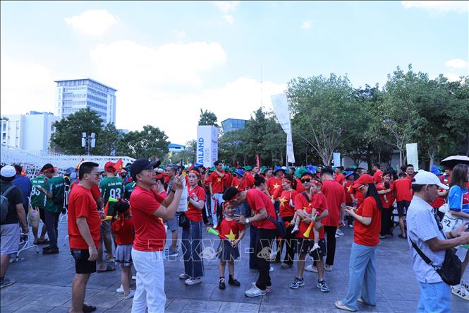 Sắc đỏ tràn ngập trước lối vào sân. Ảnh: Đỗ Sinh - PV TTXVN tại Thái Lan