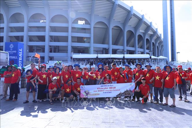 Nhóm lớn cổ động viên từ Việt Nam sang để cổ vũ đội tuyển. Ảnh: Đỗ Sinh - PV TTXVN tại Thái Lan