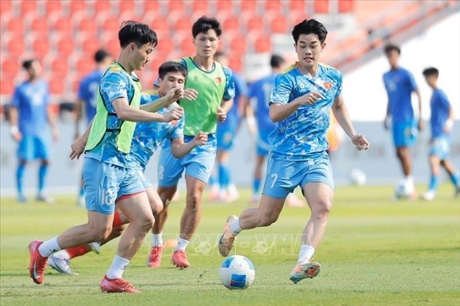 Các cầu thủ Việt Nam khởi động trước trận đấu. Ảnh: Minh Quyết - PV TTXVN tại Thái Lan