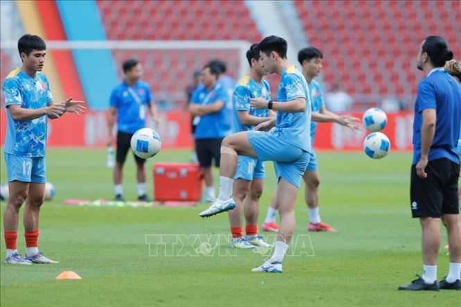 Các cầu thủ Việt Nam khởi động trước trận đấu. Ảnh: Minh Quyết - PV TTXVN tại Thái Lan