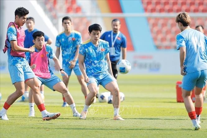 Các cầu thủ Việt Nam khởi động trước trận đấu. Ảnh: Minh Quyết - PV TTXVN tại Thái Lan