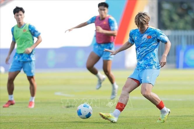 Các cầu thủ Việt Nam khởi động trước trận đấu. Ảnh: Minh Quyết - PV TTXVN tại Thái Lan