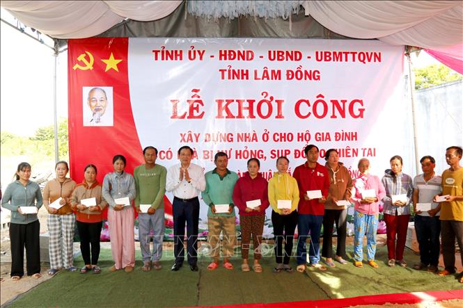 Presenting donations to disaster-affected families. VNA Photo: Nguyễn Thanh