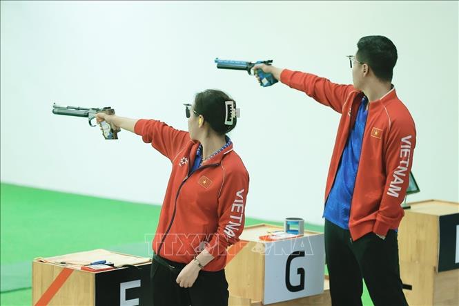 In the mixed team 10m air pistol event, duo Trinh Thu Vinh and Pham Quang Huy take the silver medal after losing to Indonesia in the gold-medal match. VNA Photo: Minh Quyết