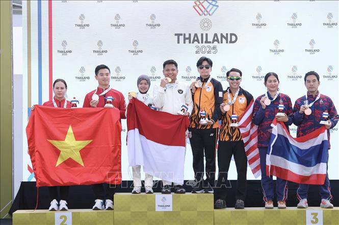 In the mixed team 10m air pistol event, duo Trinh Thu Vinh and Pham Quang Huy take the silver medal after losing to Indonesia in the gold-medal match. VNA Photo: Minh Quyết