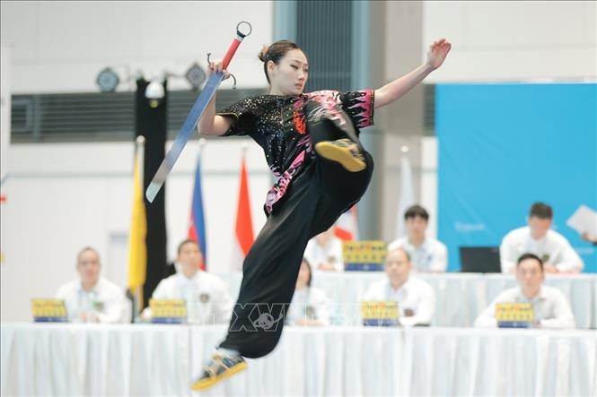 On the Wushu mat, Dang Tran Phuong Nhi secures a silver medal after competing in the women’s southern fist, southern staff and southern broadsword events, finishing with a total score of 29.112 points. VNA Photo: Minh Quyết