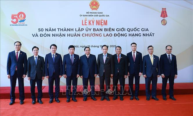 Thủ tướng Phạm Minh Chính với các đại biểu dự Lễ kỷ niệm 50 năm thành lập Uỷ ban Biên giới quốc gia. Ảnh: Dương Giang - TTXVN
