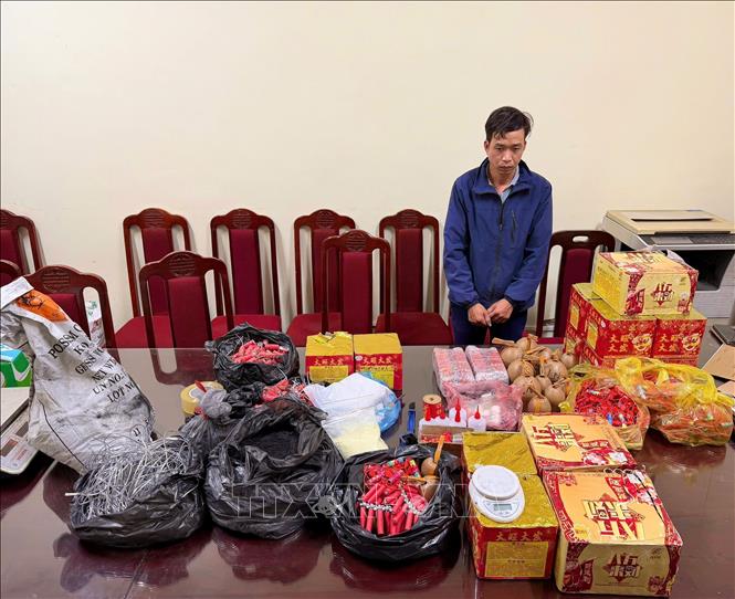 Công an thành phố Hà Nội liêp tiếp bắt giữ nhiều vụ sản xuất, vận chuyển, buôn bán pháo nổ, thu giữ hơn 200kg pháo nổ. Ảnh: TTXVN phát