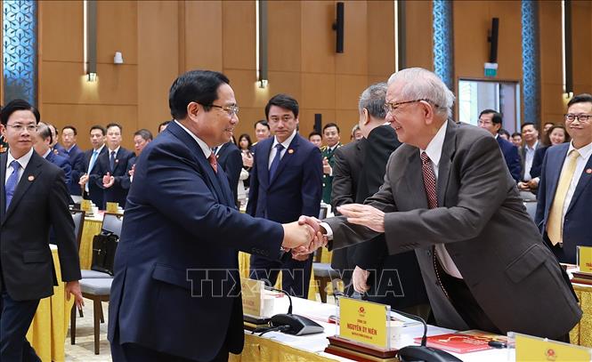 Thủ tướng Phạm Minh Chính với các đại biểu dự Lễ kỷ niệm 50 năm thành lập Uỷ ban Biên giới quốc gia. Ảnh: Dương Giang - TTXVN
