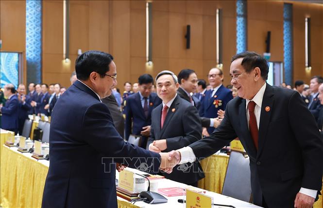 Thủ tướng Phạm Minh Chính với các đại biểu dự Lễ kỷ niệm 50 năm thành lập Uỷ ban Biên giới quốc gia. Ảnh: Dương Giang - TTXVN
