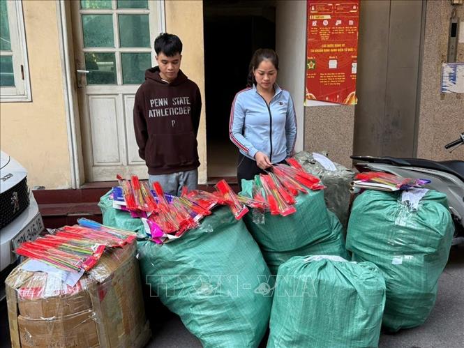 Đối tượng Trịnh Văn Thăng và Nguyễn Thị Tươi cùng số tang vật bị thu giữ. Ảnh: TTXVN phát