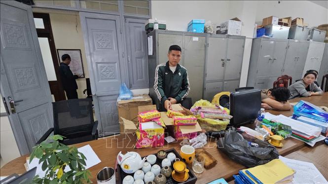 Đối tượng Nguyễn Quang Đoàn cùng số tang vật tại Cơ quan Công an. Ảnh: TTXVN phát