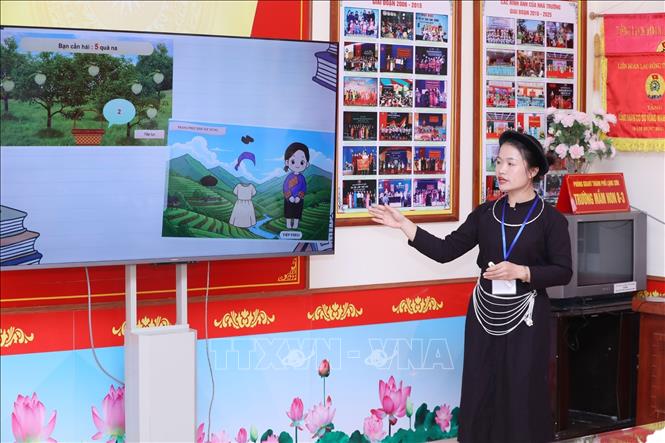 Giáo viên Vi Hoàng Phương, Trường Mầm non Ánh Dương, xã Chi Lăng, tỉnh Lạng Sơn, thể hiện phần thi thuyết trình tại Hội thi. Ảnh: Anh Tuấn – TTXVN