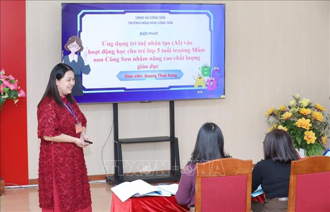Giáo viên Hoàng Thị Nụ, Trường Mầm non Xuất Lễ, xã Ba Sơn, tỉnh Lạng Sơn thể hiện phần thi thuyết trình tại Hội thi. Ảnh: Anh Tuấn – TTXVN
