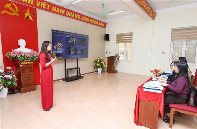 Giáo viên Dương Thùy Dung, Trường Mầm non Công Sơn, xã Công Sơn, tỉnh Lạng Sơn thể hiện phần thi thuyết trình tại Hội thi. Ảnh: Anh Tuấn – TTXVN