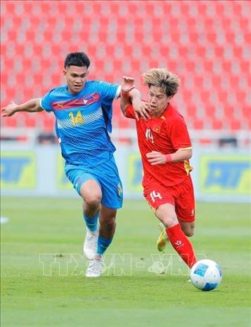 Viktor Lê của U22 Việt Nam bị hậu vệ U22 Philippines truy cản quyết liệt. Ảnh: Minh Quyết - PV TTXVN tại Thái Lan