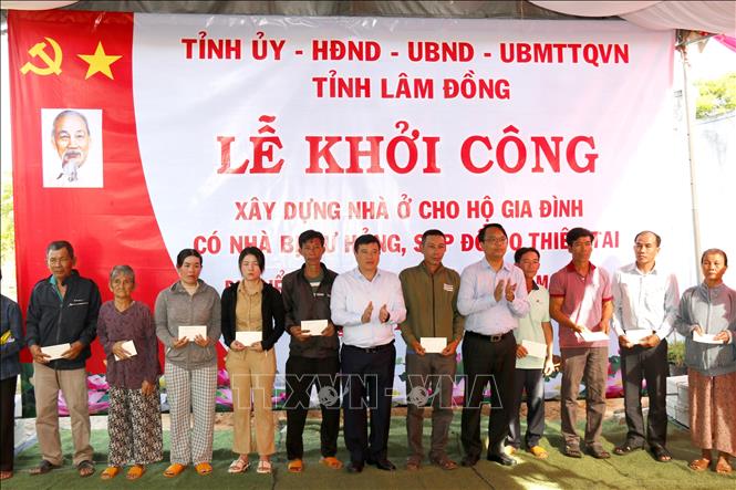 Presenting donations to disaster-affected families. VNA Photo: Nguyễn Thanh