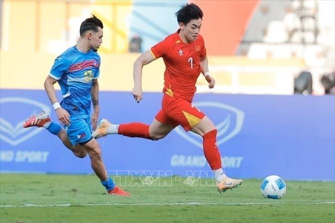 Cầu thủ Nguyễn Đình Bắc (số 7, Việt Nam) đi bóng qua cầu thủ đội Philippines Ảnh: Minh Quyết - PV TTXVN tại Thái Lan