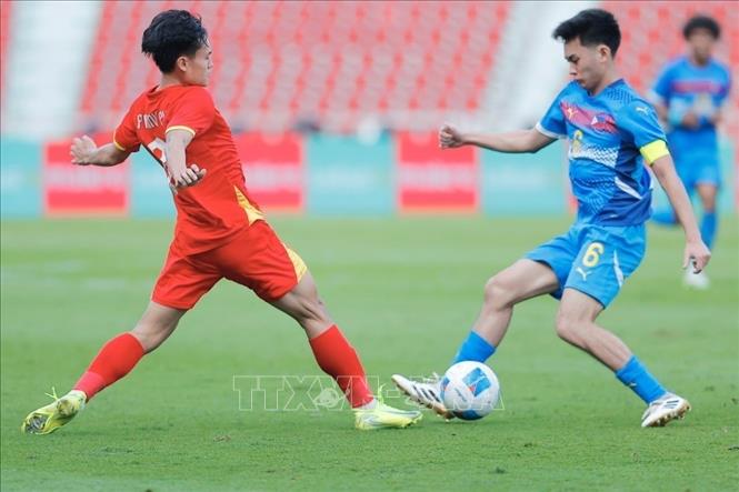 Pha tranh bóng giữa cầu thủ hai đội. Ảnh: Minh Quyết - PV TTXVN tại Thái Lan