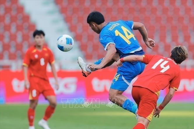 Pha tranh bóng giữa cầu thủ hai đội. Ảnh: Minh Quyết - PV TTXVN tại Thái Lan