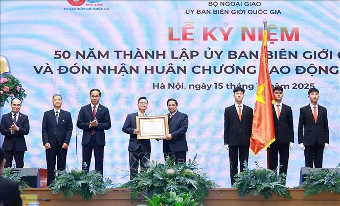 Thủ tướng Phạm Minh Chính trao Huân chương Lao động hạng Nhất cho Uỷ ban Biên giới quốc gia. Ảnh: Dương Giang – TTXVN