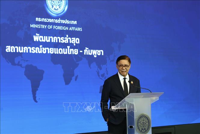 Bộ trưởng Ngoại giao Thái Lan Sihasak Phuangketkeow trong cuộc họp báo tại Bangkok, ngày 13/12/2025. Ảnh: THX/TTXVN