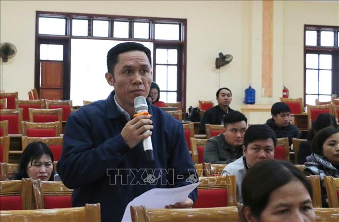 Cử tri xã Đà Bắc đề nghị quan tâm bố trí kế hoạch vốn thực hiện cải tạo đường tỉnh 433. Ảnh: Trọng Đạt-TTXVN