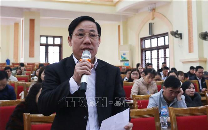Cử tri Đà Bắc đề nghị sớm thực hiện chính sách cải cách tiền lương và điều chỉnh tăng lương cho cán bộ, công chức và người lao động, giúp các đối tượng yên tâm công tác. Ảnh: Trọng Đạt-TTXVN