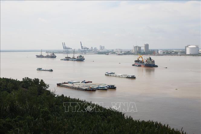 UBND Thành phố Hồ Chí Minh vừa ban hành phương án ứng cứu khẩn cấp nhằm bảo đảm an toàn cho người và tàu thuyền hoạt động trên sông, kênh rạch, biển và vùng nước cảng biển. Ảnh: Hồng Đạt - TTXVN
