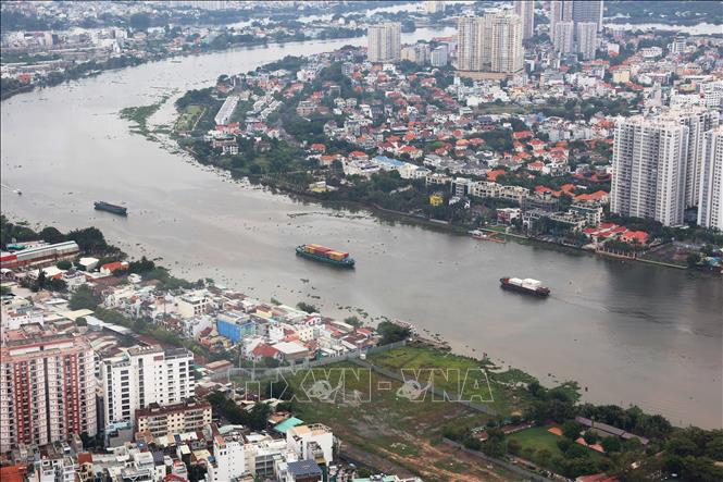 Tàu thuyền lưu thông trên sông Sài Gòn. Ảnh: Hồng Đạt - TTXVN
