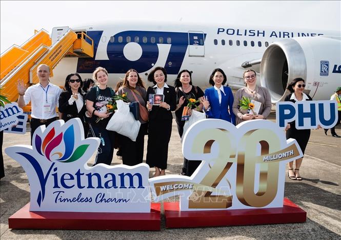 Lễ đón vị khách du lịch quốc tế thứ 20.000.000 tại Cảng hàng không quốc tế Phú Quốc (An Giang). Ảnh: TTXVN phát