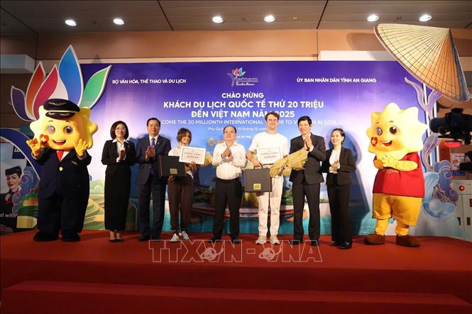 Lễ đón khách du lịch quốc tế thứ 20 triệu đến Việt Nam. Ảnh: Trần Công Đạt – TTXVN
