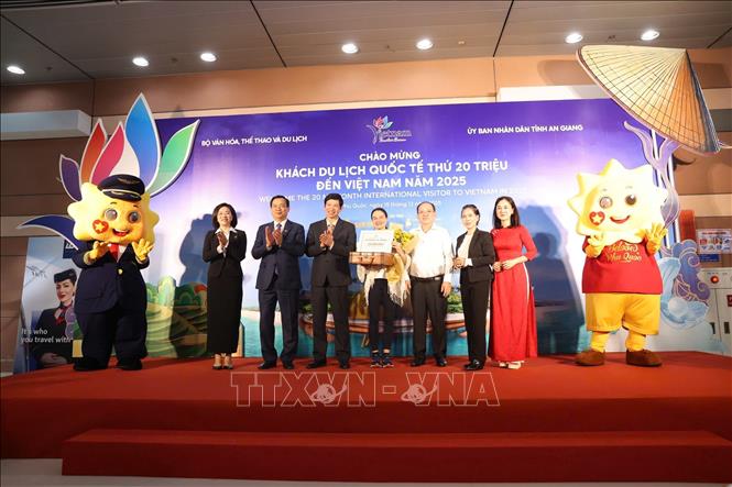Lễ đón khách du lịch quốc tế thứ 20 triệu đến Việt Nam. Ảnh: Trần Công Đạt – TTXVN