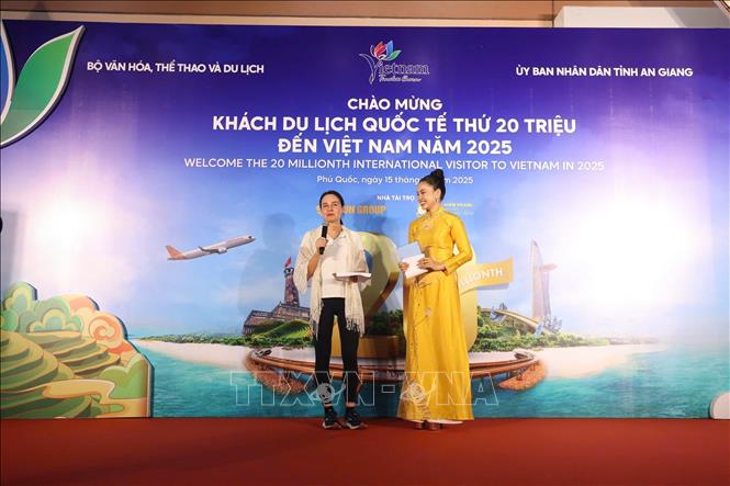 Lễ đón bà Karolina Agnieszka đến từ Ba Lan - vị khách du lịch quốc tế thứ 20 triệu đến Việt Nam. Ảnh: Trần Công Đạt – TTXVN