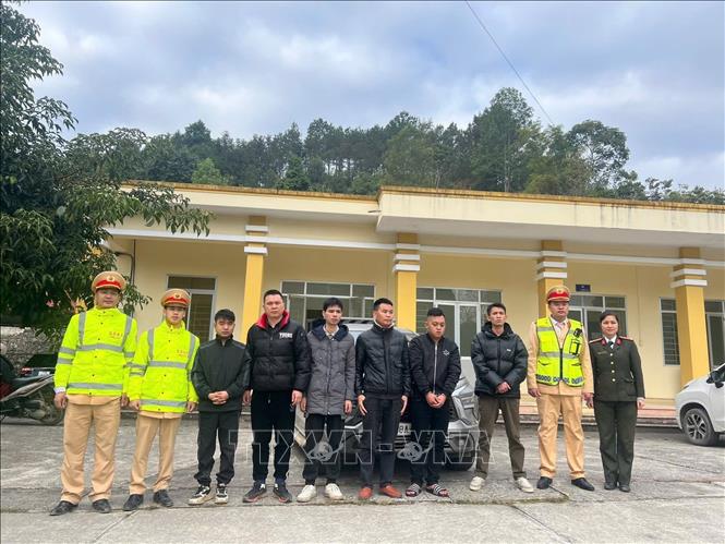 Các đối tượng có quốc tịch nước ngoài, không xuất trình được giấy tờ nhập cảnh hợp pháp vào Việt Nam. Ảnh: TTXVN phát