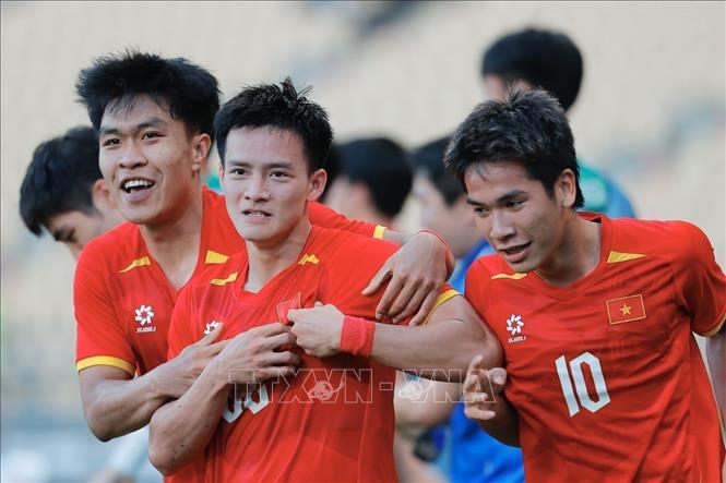 Thanh Nhàn (22, giữa) vui mừng cùng đồng đội sau khi ghi bàn ấn định tỷ số 2-0 ở phút 90+2. Ảnh: Minh Quyết - PV TTXVN tại Thái Lan
