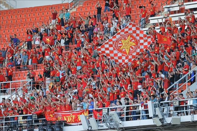 Cổ động viên Việt Nam trên khán đài vui mừng khi đội nhà ghi bàn mở tỷ số ở phút 89. Ảnh: Minh Quyết - PV TTXVN tại Thái Lan