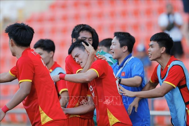 Đồng đội chia vui cùng Thanh Nhàn (22) sau khi cầu thủ này sút phạt hiểm hóc ở phút 90+2, ấn định tỷ số 2-0 của trận đấu. Ảnh: Minh Quyết - PV TTXVN tại Thái Lan