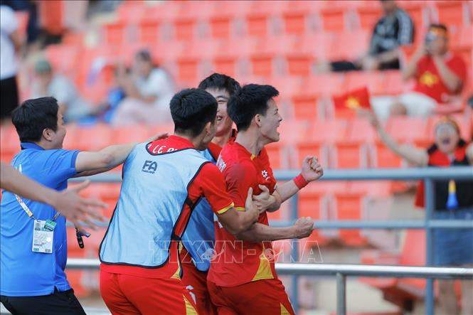 Thanh Nhàn cùng đồng đội ăn mừng sau khi ghi bàn ấn định tỷ số 2-0 ở phút 90+2. Ảnh: Minh Quyết - PV TTXVN tại Thái Lan