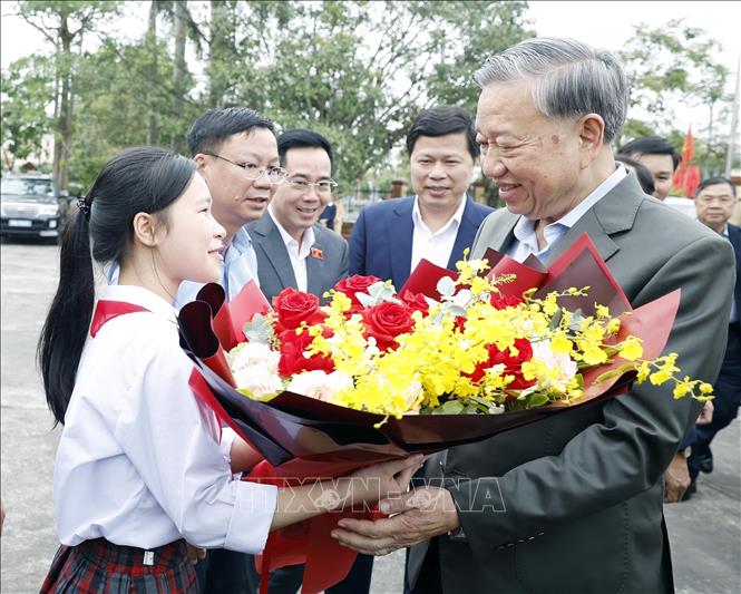 Học sinh Hưng Yên tặng hoa Tổng Bí thư Tô Lâm. Ảnh: Thống Nhất – TTXVN