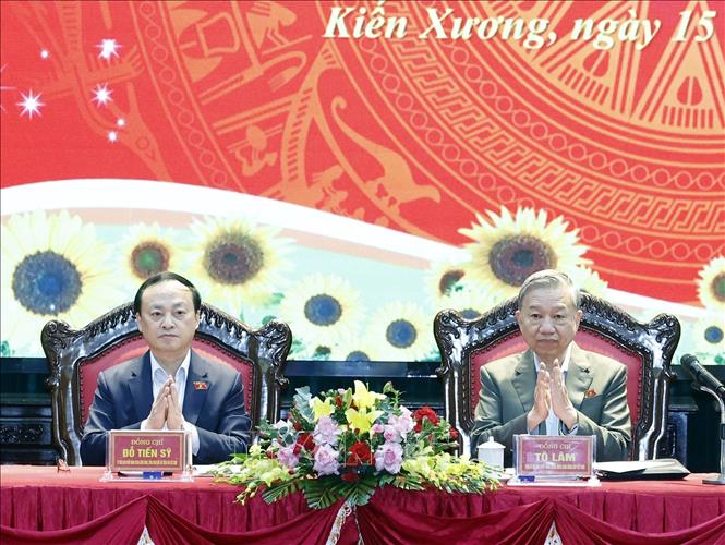 Tổng Bí thư Tô Lâm và các đại biểu tại buổi tiếp xúc cử tri tỉnh Hưng Yên sau Kỳ họp thứ 10, Quốc hội khóa XV. Ảnh: Thống Nhất – TTXVN