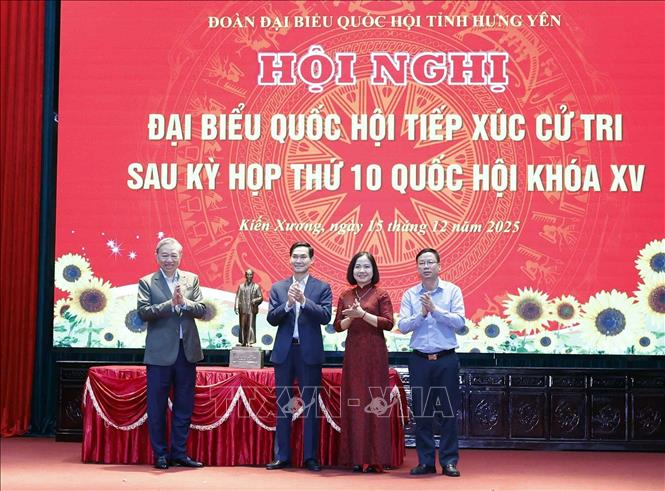 Tổng Bí thư Tô Lâm tặng chân dung Chủ tịch Hồ Chí Minh cho Đảng bộ, chính quyền và nhân dân xã Kiến Xương (Hưng Yên). Ảnh: Thống Nhất – TTXVN