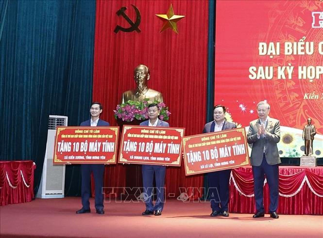 Tổng Bí thư Tô Lâm tặng máy tính cho các xã Kiến Xương, Lê Lợi và Quang Lịch (Hưng Yên). Ảnh: Thống Nhất – TTXVN