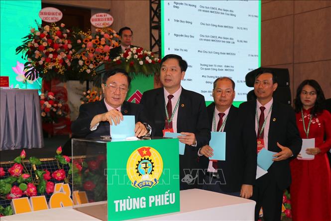 Các đại biểu bỏ phiếu bầu Ban chấp hàng Công đoàn Ngân hàng chính sách xã hội nhiệm kỳ 2025-2030. Ảnh: Thanh Vũ-TTXVN