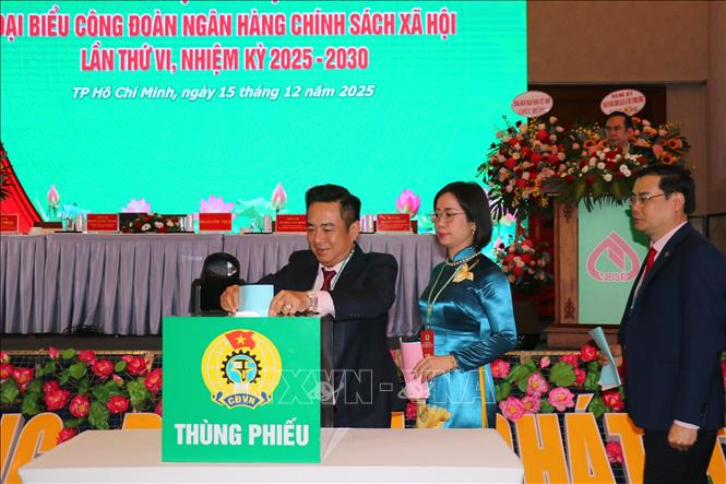 Các đại biểu bỏ phiếu bầu Ban chấp hàng Công đoàn Ngân hàng chính sách xã hội nhiệm kỳ 2025-2030. Ảnh: Thanh Vũ-TTXVN