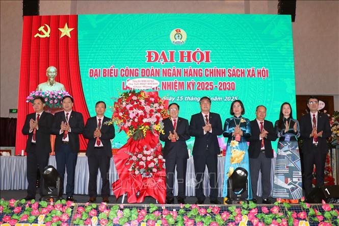 Đại diện Thống đốc Ngân hàng nhà nước Việt Nam tặng lẵng hoa chúc mừng đại hội. Ảnh: Thanh Vũ-TTXVN